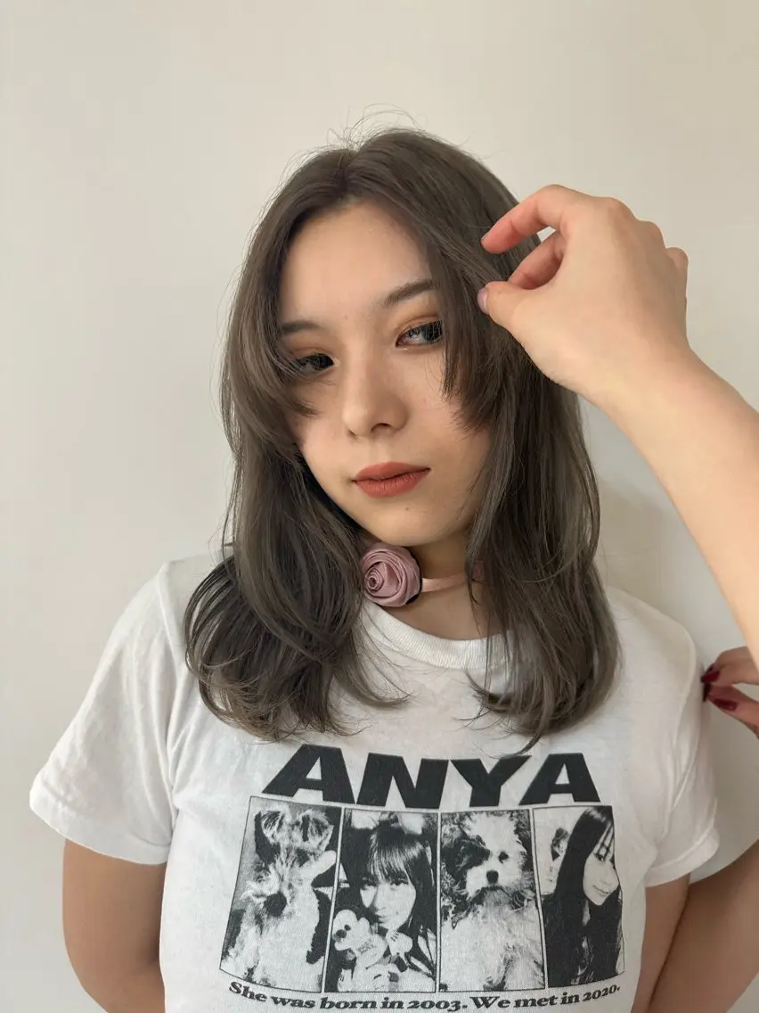 ミディアム カラー グレージュ 竹中 彩音のヘアスタイル