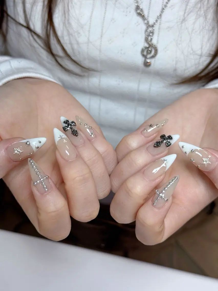 ネイル チークネイル ドット フレンチネイル グラデーション 韓国ネイル ハンドネイル Lisa Nail Salonのネイルデザイン
