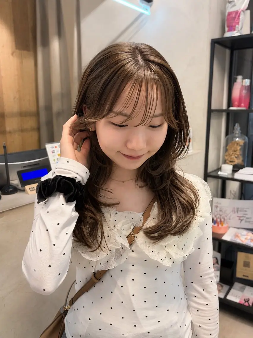 セミロング カラー ミルクティー× グレージュMOMOのヘアスタイル