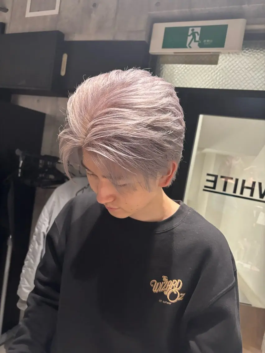 カラー メンズ シルバー ホワイトシルバー カット ヘアカラー _WHITE / KENTOのヘアスタイル