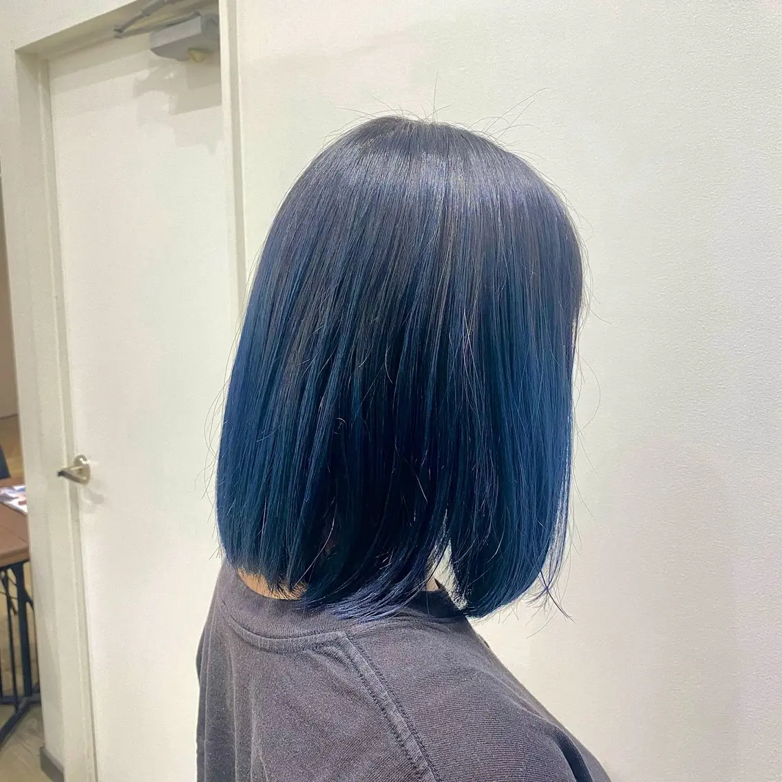 ミディアム カラー 黒髪 ブリーチ ブルーカラー ブルーブラック 能登 彩穂のヘアスタイル