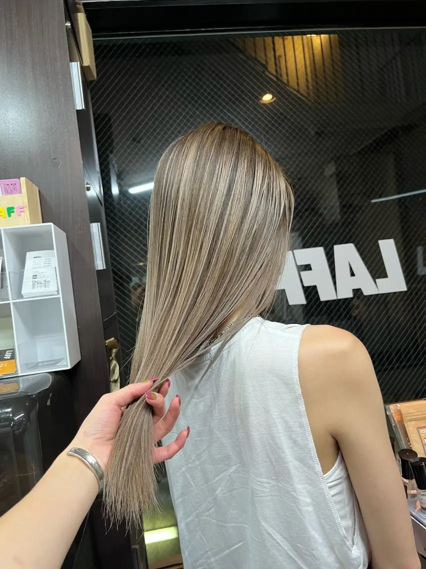 セミロング カラー バレイヤージュ レイヤーカット LAFF きよののヘアスタイル