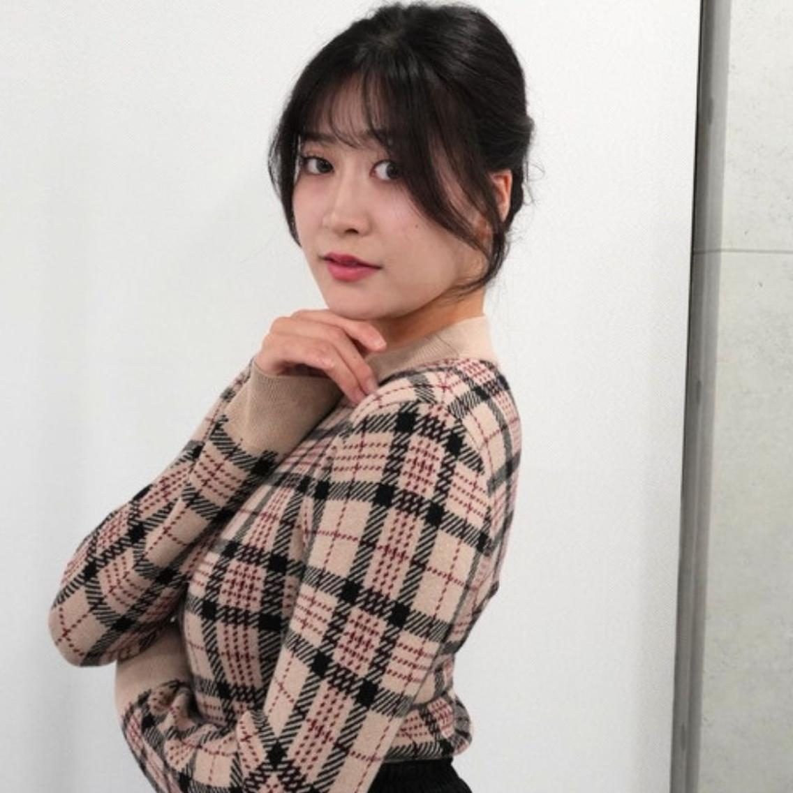 ヘアアレンジ ローシニヨン シースルーバング ❇️安達 優心❇️ レイヤー/艶髪特化のヘアスタイル