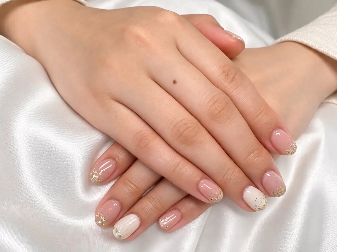 ネイル キラキラネイル ピンク ホワイト VI NAILのネイルデザイン