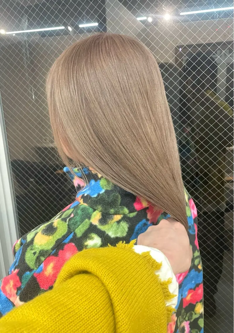 ロング カラー ベージュカラー ミルクティーベージュ ヘアカラー トリートメント SHOTO ハイトー ン/ブロンドカラーのヘアスタイル