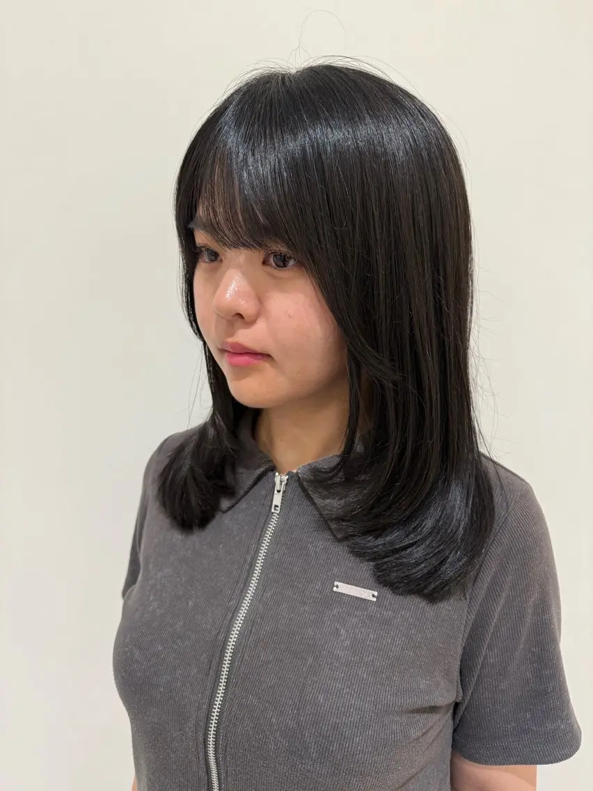 ミディアム レイヤーカット 長谷川 紗羅のヘアスタイル