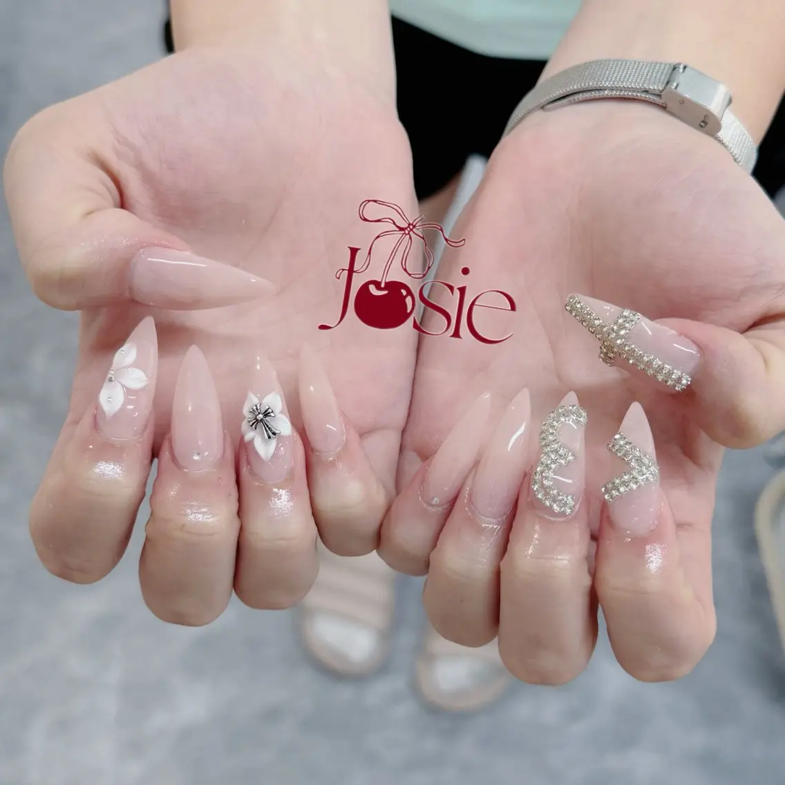 ネイル 長さ出し キラキラネイル 韓国ネイル ロングネイル ワンホンネイル ハンドネイル Josie nail salonのネイルデザイン