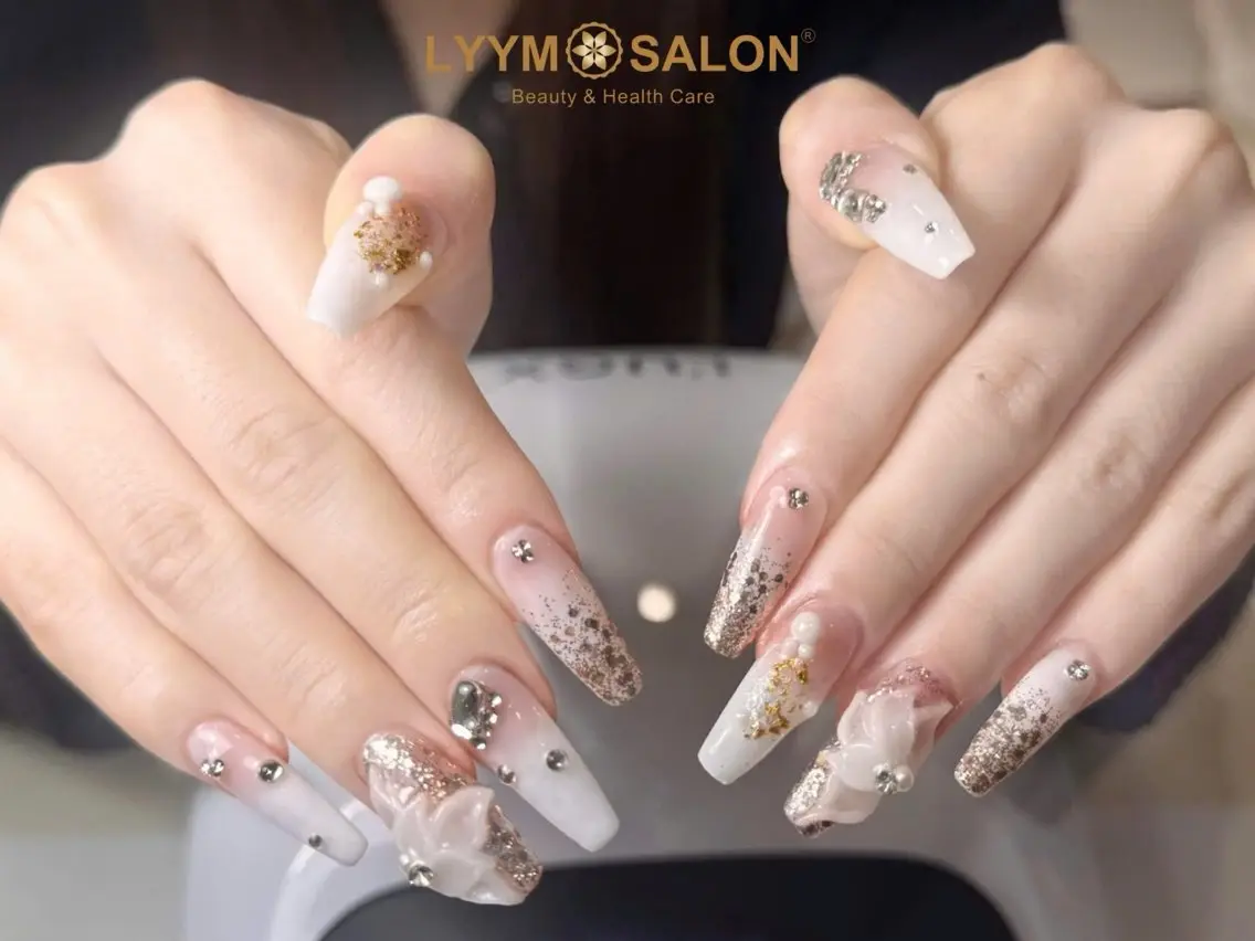 ネイル 長さ出し ゴールド 韓国ネイル ホワイト ハンドネイル LYYM Salonのネイルデザイン