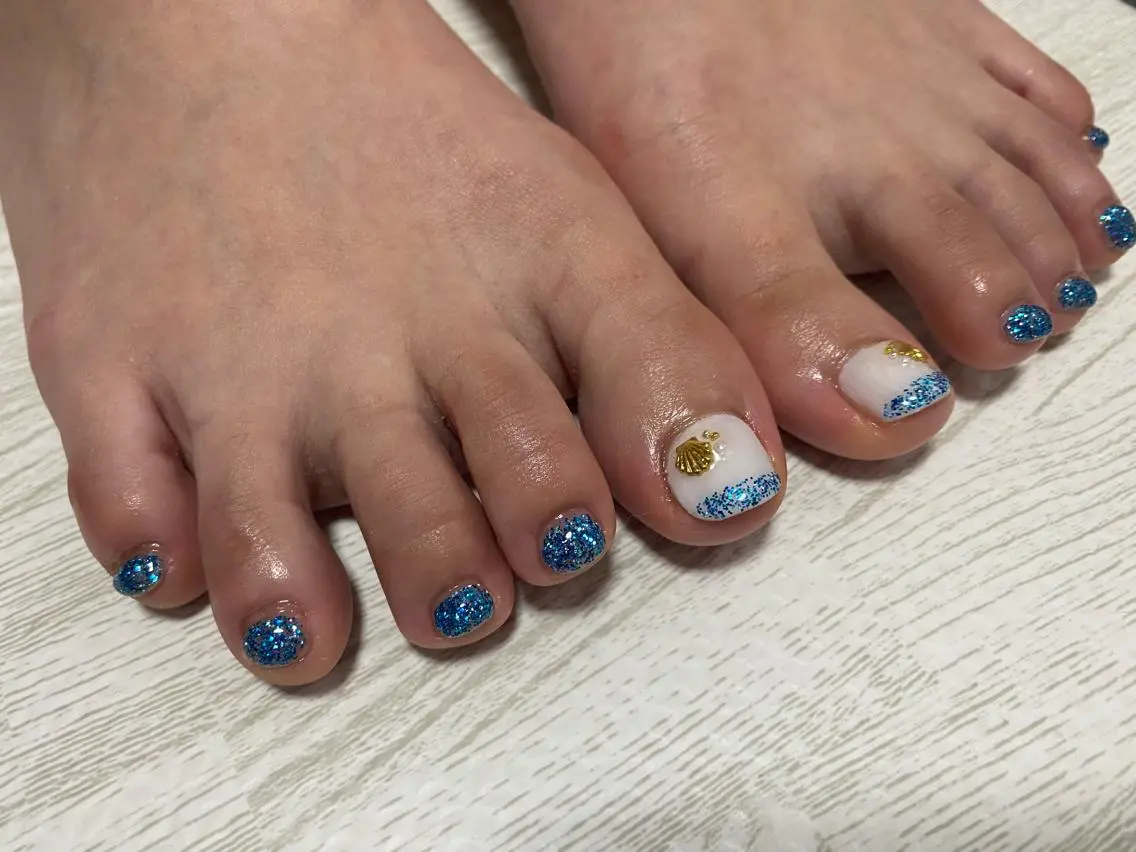 ネイル フットネイル キラキラネイル 夏ネイル フットネイル Ulu Nail 🌱MOMOKAのネイルデザイン