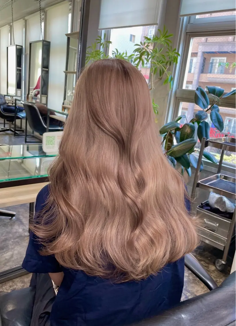 ロング カラー ベージュカラー ダブルカラー ミルクティーベージュ レイヤーカット 元町神戸 國井椋介のヘアスタイル