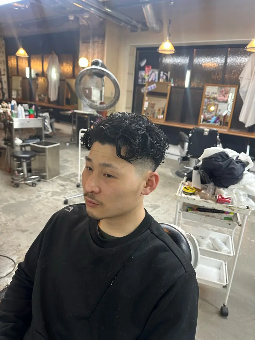 ショート パーマ メンズ フェードカット メンズパーマ スキンフェード カット ヘアカラー パーマ モチヅキ タツキのヘアスタイル