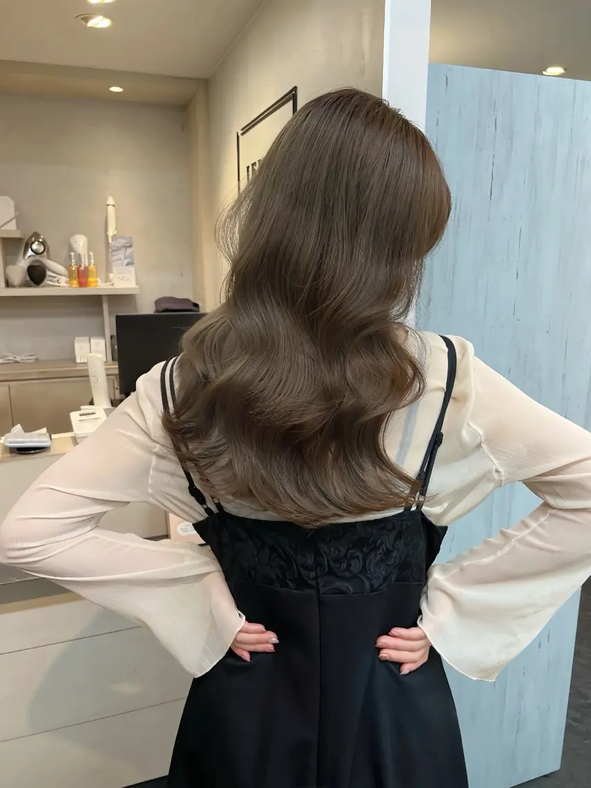 ミディアム カラー ブリーチ 透明感カラー ダブルカラー グレージュ ブリーチなしカラー ヘアカラー トリートメント 韓国ヘア/レイヤー カット SAKURAのヘアスタイル