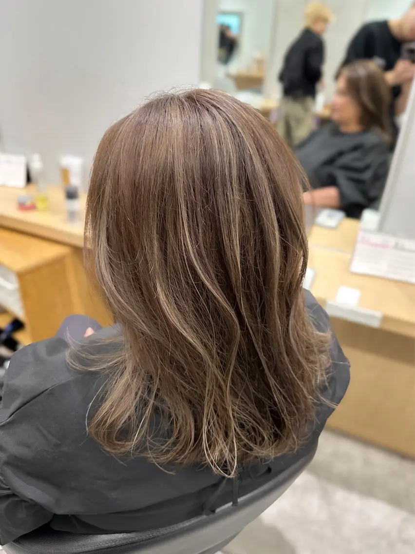 ミディアム カラー ベージュカラー ブリーチ ハイライトカラー ミルクティーベージュ ハイライト カット ヘアカラー 巻ける髪質改善🫧ハ イライト/永田汰伊智のヘアスタイル
