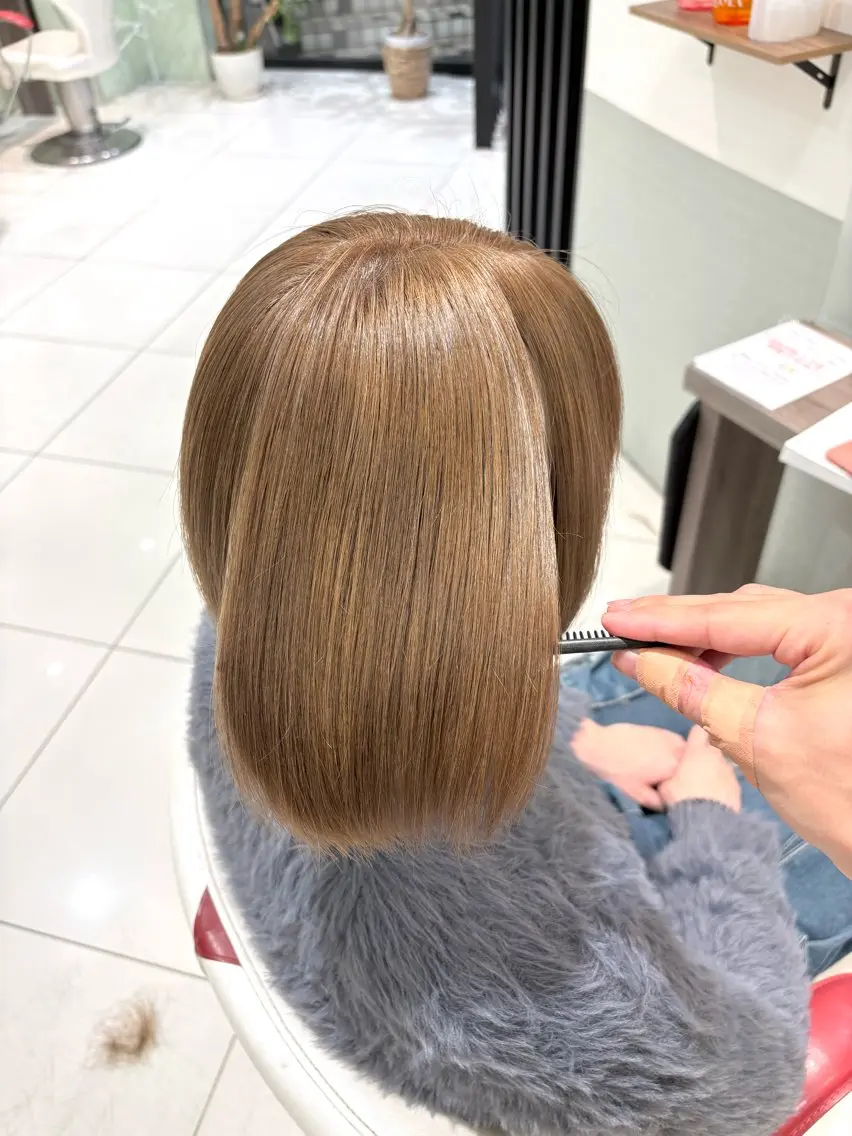 ミディアム カラー ベージュカラー ブリーチ ミルクティーベージュ カット ヘアカラー トリートメント 駒野 晃のヘアスタイル