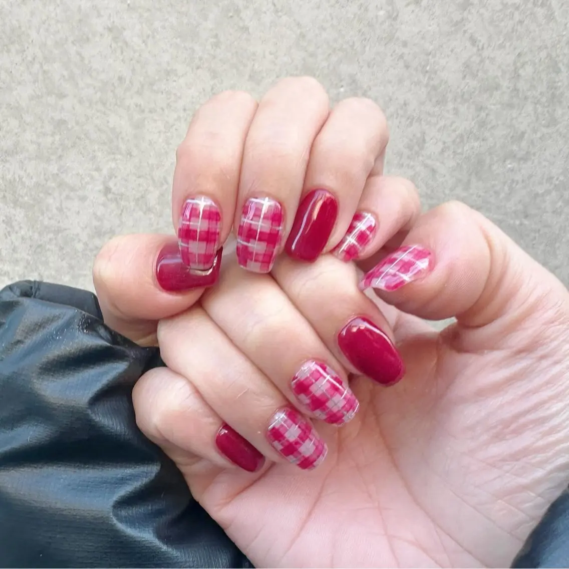 ネイル 氷ネイル・うるうるネイル 韓国ネイル ニュアンスネイル 赤色 冬ネイル 🪞KAPE NAIL 🪞のネイルデザイン