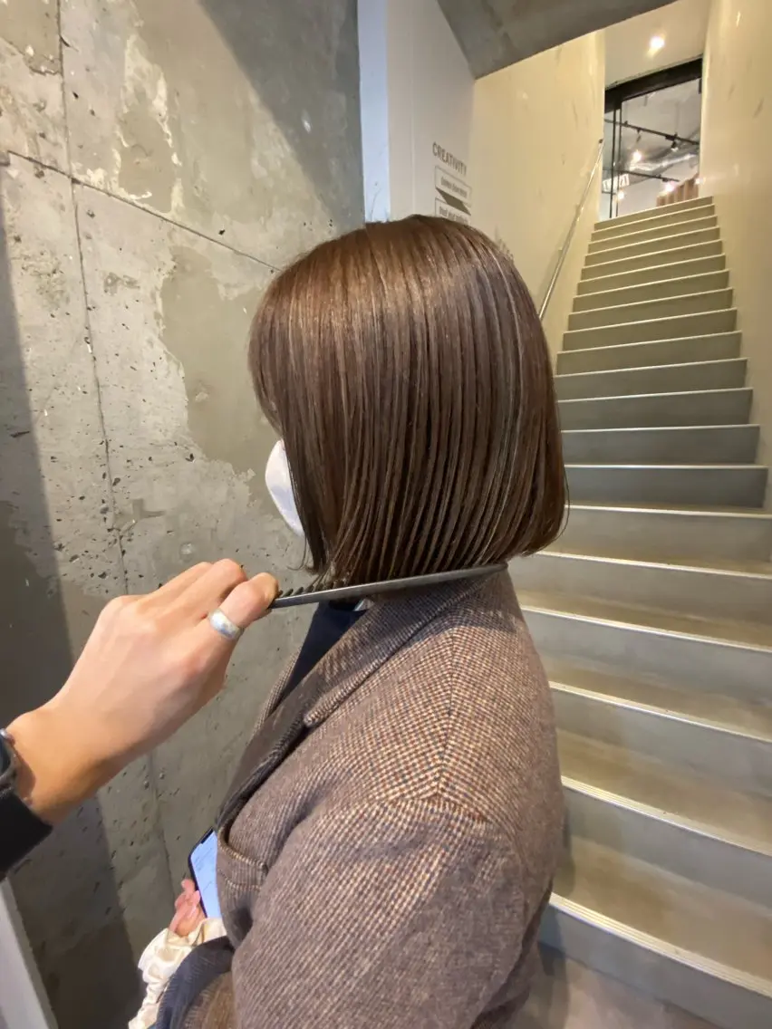 ミディアム カラー 切りっぱなしボブ ベージュカラー オリーブベージュ ボブ カット ヘアカラー トリートメント ウルフカット レイヤーカット上柿のヘアスタイル