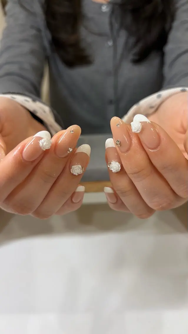 ネイル ハンドネイル 𝑟𝑖𝑠𝑎 🕯‎🤍のネイルデザイン