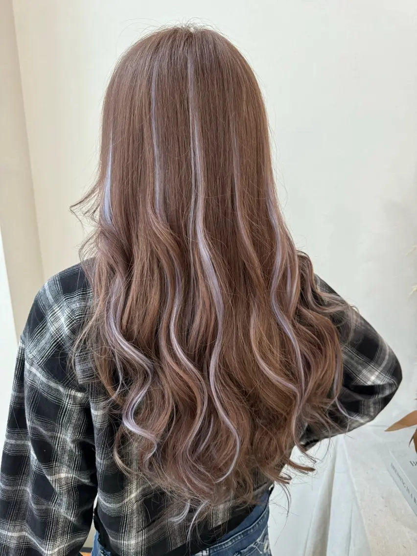 ロング カラー シールエクステ ベージュカラー ブリーチ ブルーカラー グレージュ ヘアカラー トリートメント エクステ 小笠原 菜緒のヘアスタイル