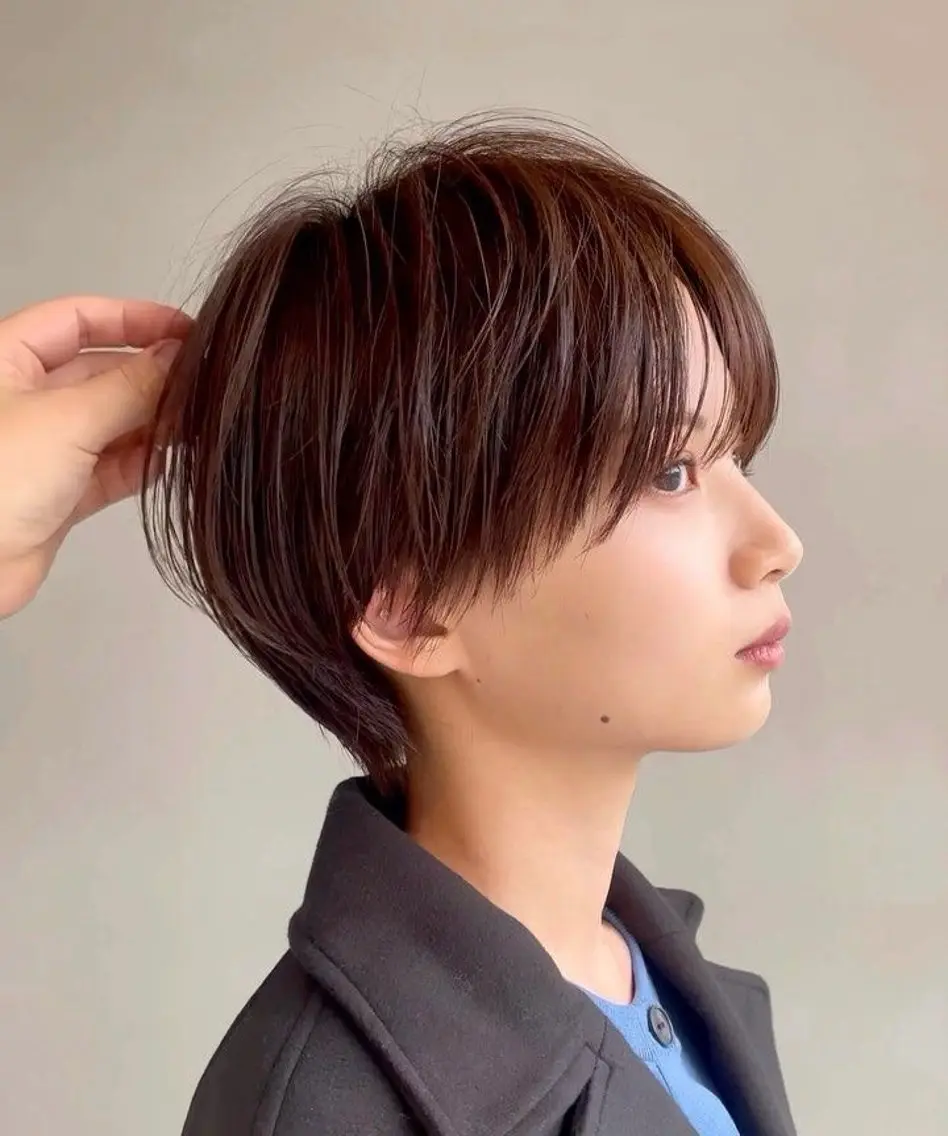 ショート レイヤー・カット モデル・透明感カラーのヘアスタイル