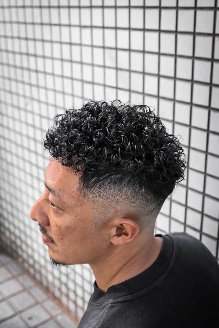 ショート カラー パーマ メンズ メンズブリーチ フェードカット カルマパーマ メンズメッシュ モヒカン 💈men's💈 satoru中目黒のヘアスタイル