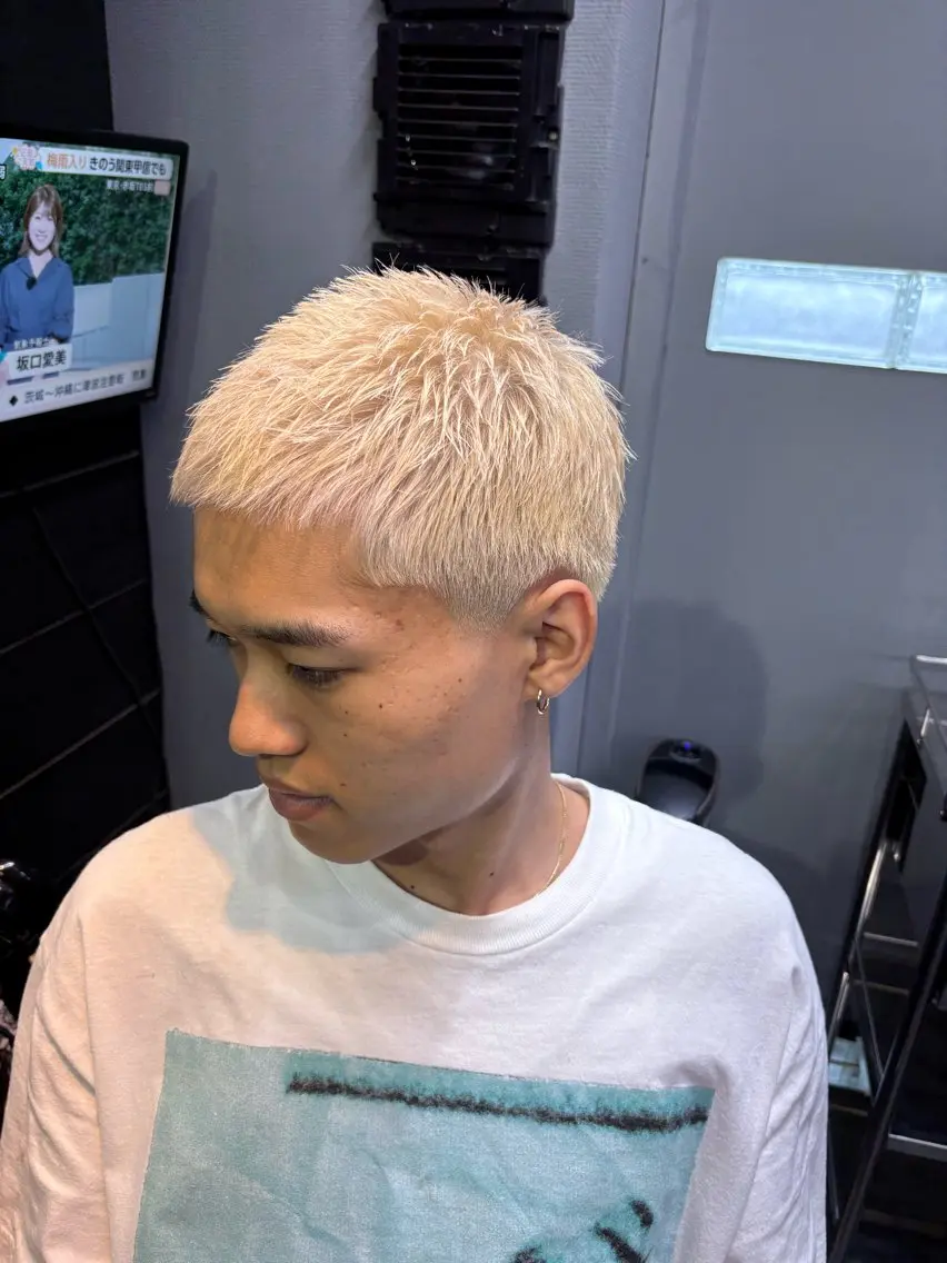 ショート カラー メンズ メンズブリーチ フェードカット メンズハイトーン スキンフェード ブリーチ カット 中目黒メンズカット 佐藤京介のヘアスタイル