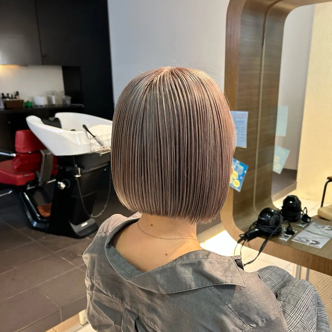 ショート カラー グレージュ ミルクティーグレージュ カット ヘアカラー アニメオタク美容師/ miharuのヘアスタイル