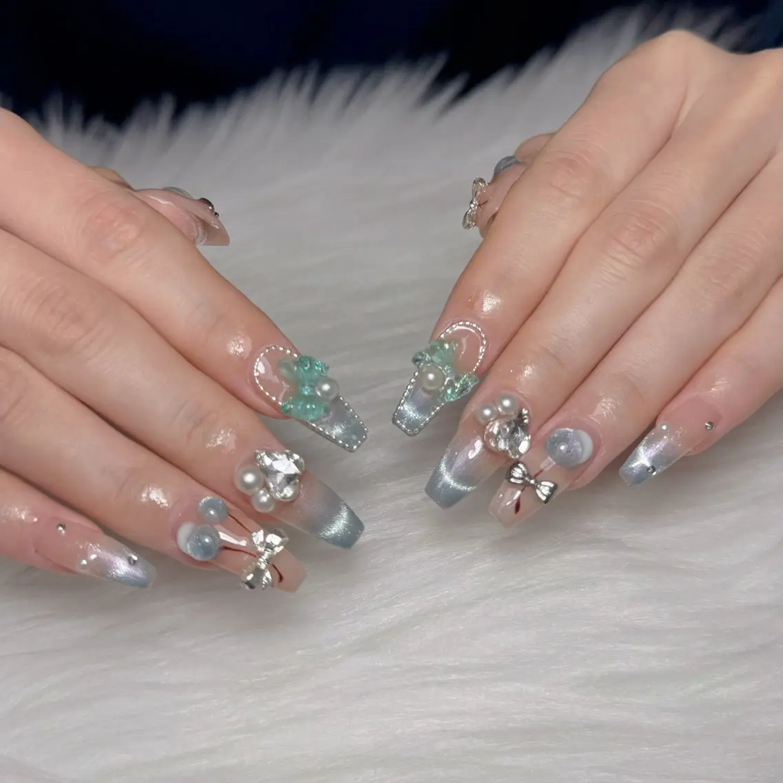 ネイル アートネイル オーロラネイル フラッシュネイル ガーリー キラキラネイル ハンドネイル Una NAILMANAMIのネイルデザイン