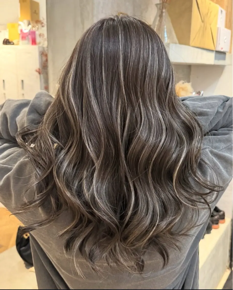 ミディアム ヘアカラー 梅田🩵/透明感 花音のヘアスタイル