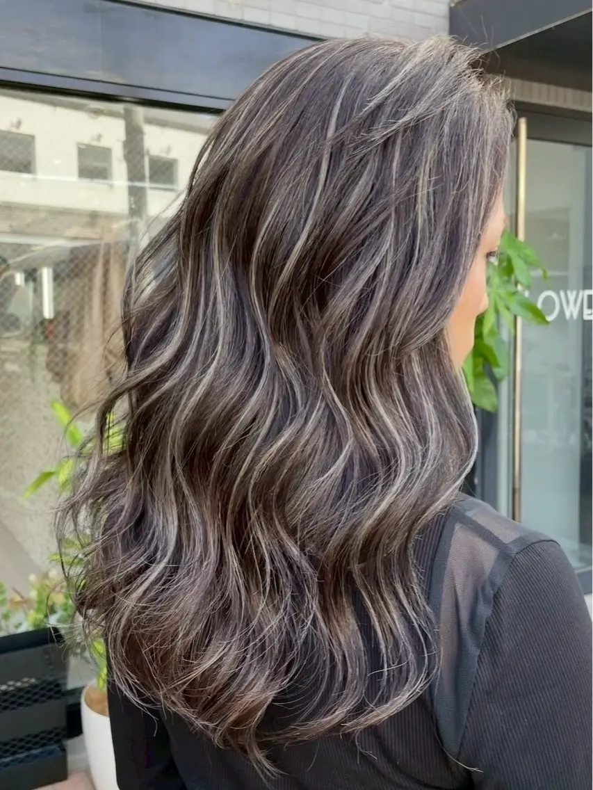 ロング カラー グレージュ ハイライトカラー シルバー ハイライト カット ヘアカラー トリートメント 表参道/ハイライト バレイヤージュのヘアスタイル