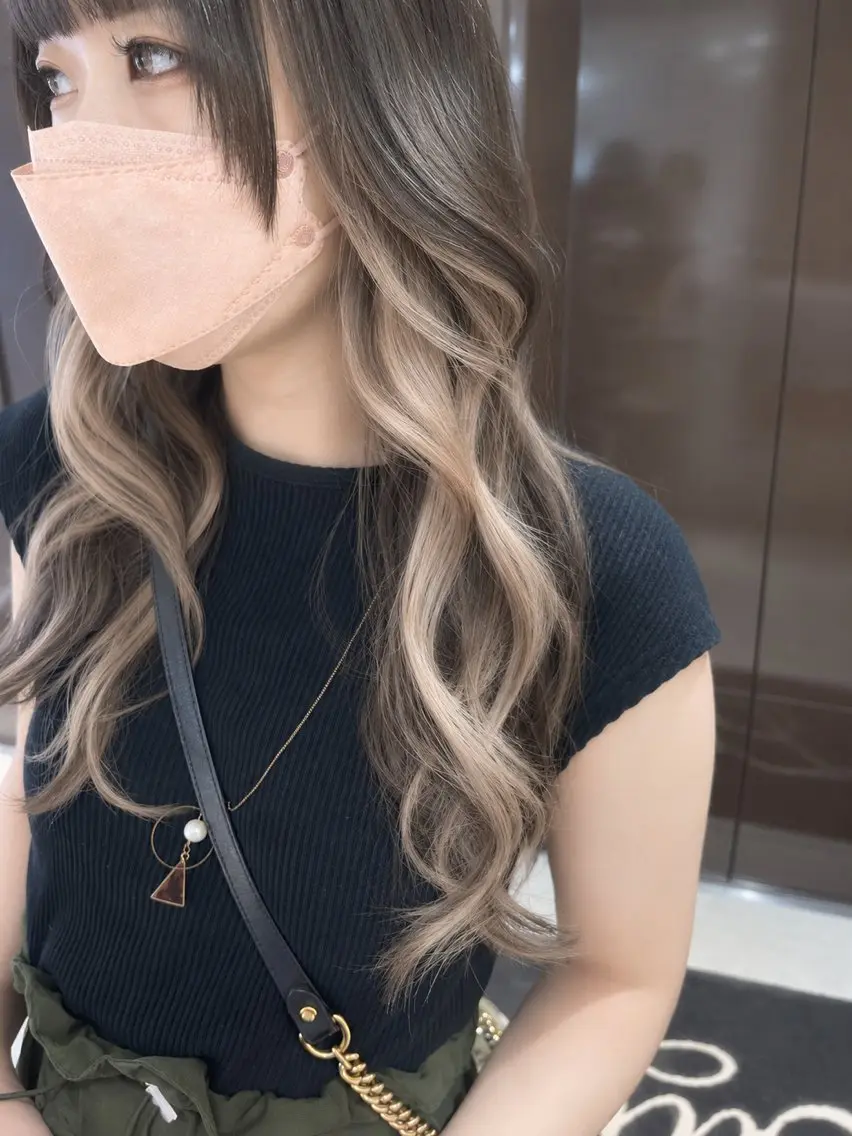 ロング カラー ベージュカラー イヤリングカラー ミルクティーベージュ カット ヘアカラー トリートメント m i k u n aのヘアスタイル