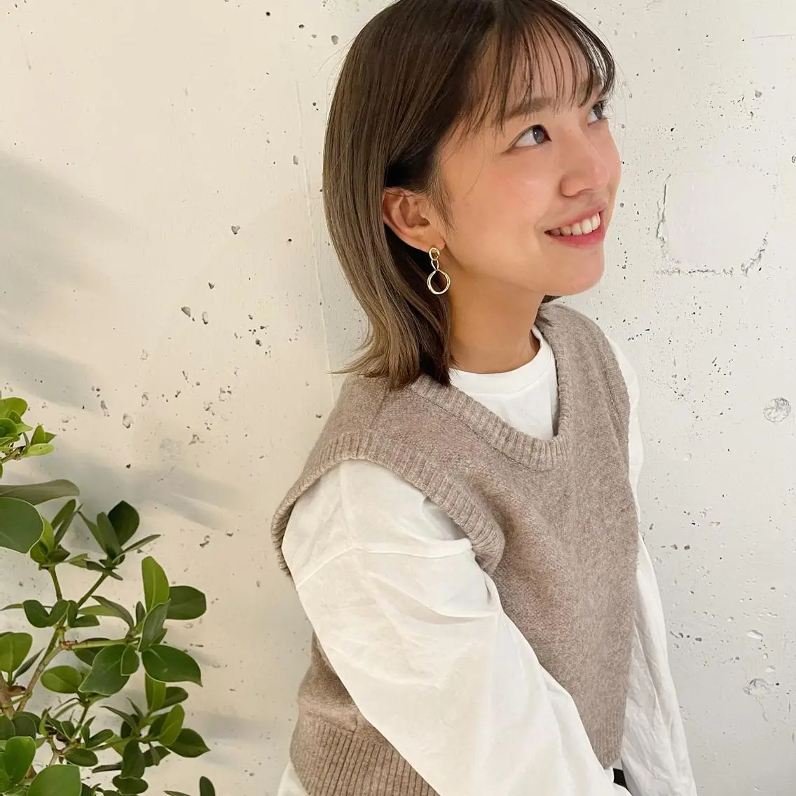 ミディアム カラー ベージュカラー ダブルカラー グラデーションカラー グレージュ ハイトーンカラー カジュアルを女っぽく 𝗮𝘆𝗮𝗰𝗼のヘアスタイル