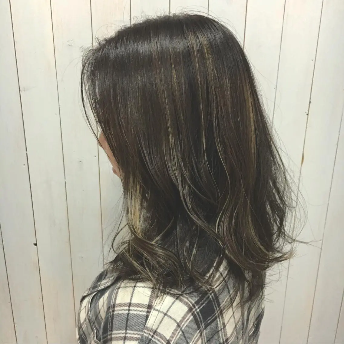 セミロング カラー ブリーチ ブルーカラー ブルーバイオレット ハイライトカラー バイオレットカラー 山田 守のヘアスタイル