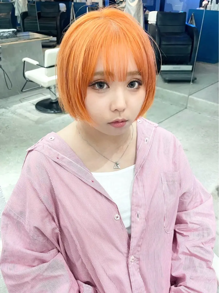 ショート カラー ブリーチ ダブルカラー イヤリングカラー ハイライトカラー ハイトーンカラー スパイラルパーマ 🌐hina⭐️のヘアスタイル