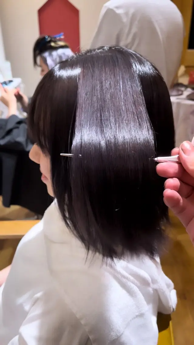 ミディアム パープルカラー 縮毛矯正 【ブロンド】【ベージ ュ系】TAKUMAのヘアスタイル