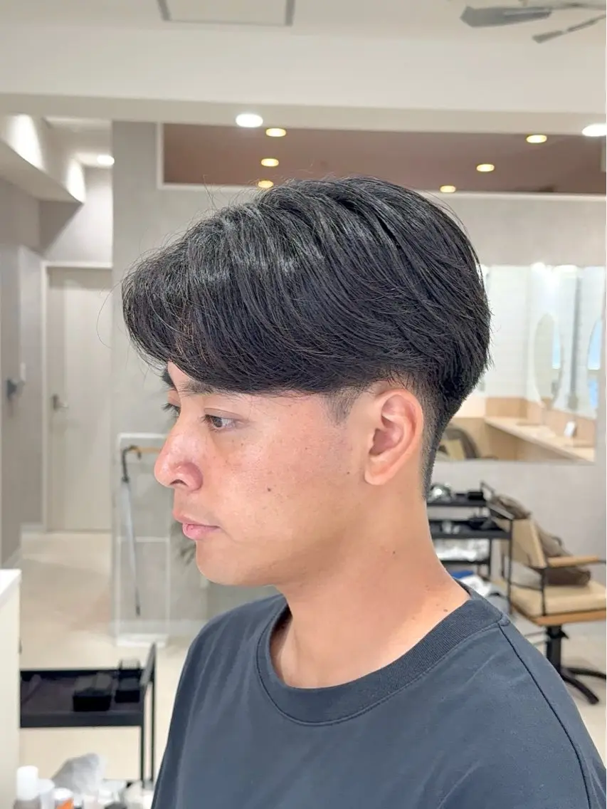 ショート パーマ メンズ センターパート メンズパーマ 似合わせカット ニュアンスパーマ 【東北メンズヘア1 位受賞🥇】本間祐太のヘアスタイル