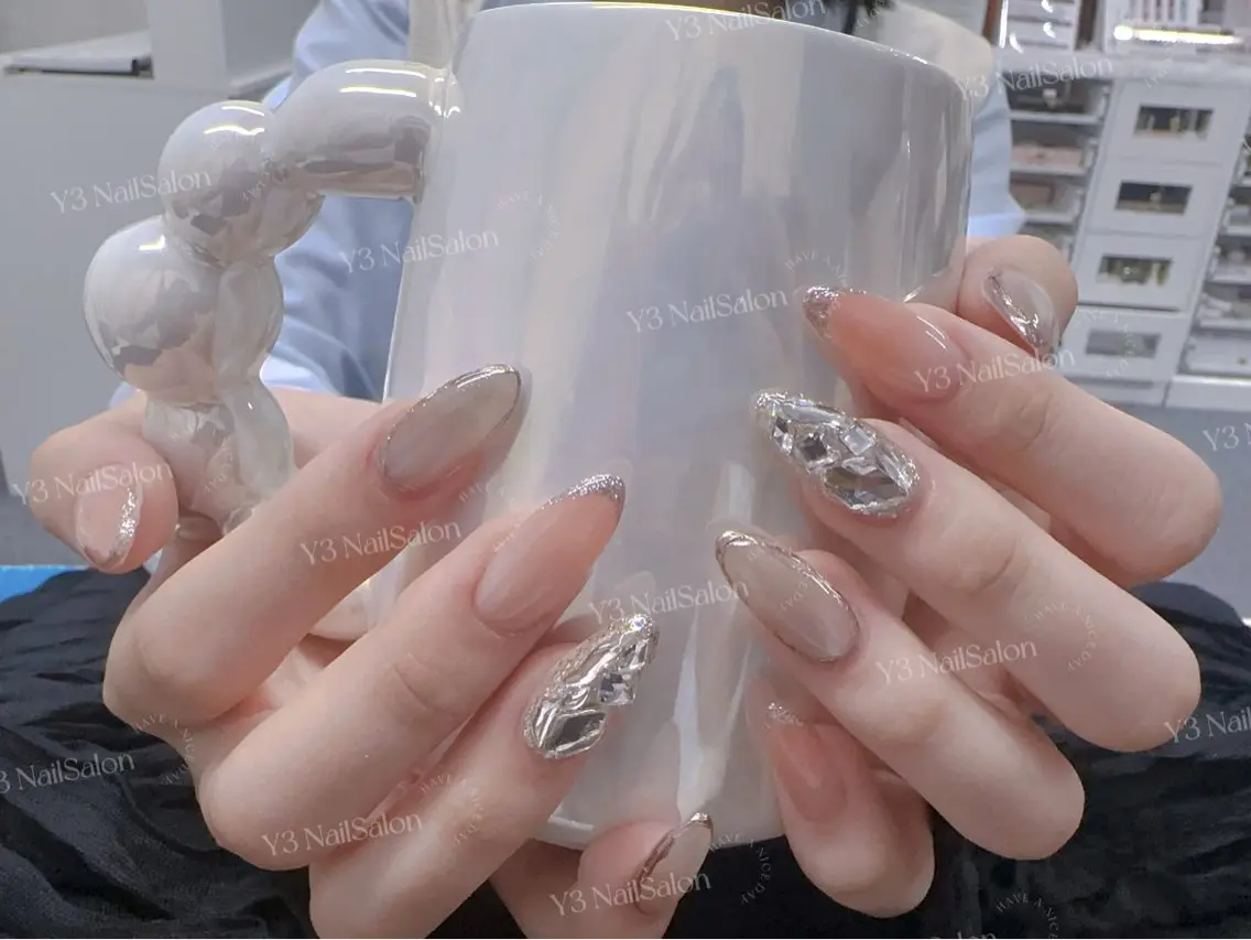 ネイル フレンチネイル 韓国ネイル ラメ(グリッター) オフィスネイル シルバー ハンドネイル Y3 NailSalonのネイルデザイン