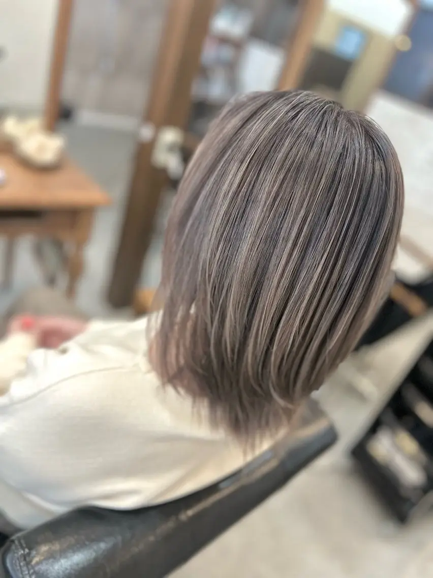 ミディアム カラー バレイヤージュ ベージュカラー ハイライトカラー ペールベージュ ハイライト ヘアカラー Style Tのヘアスタイル