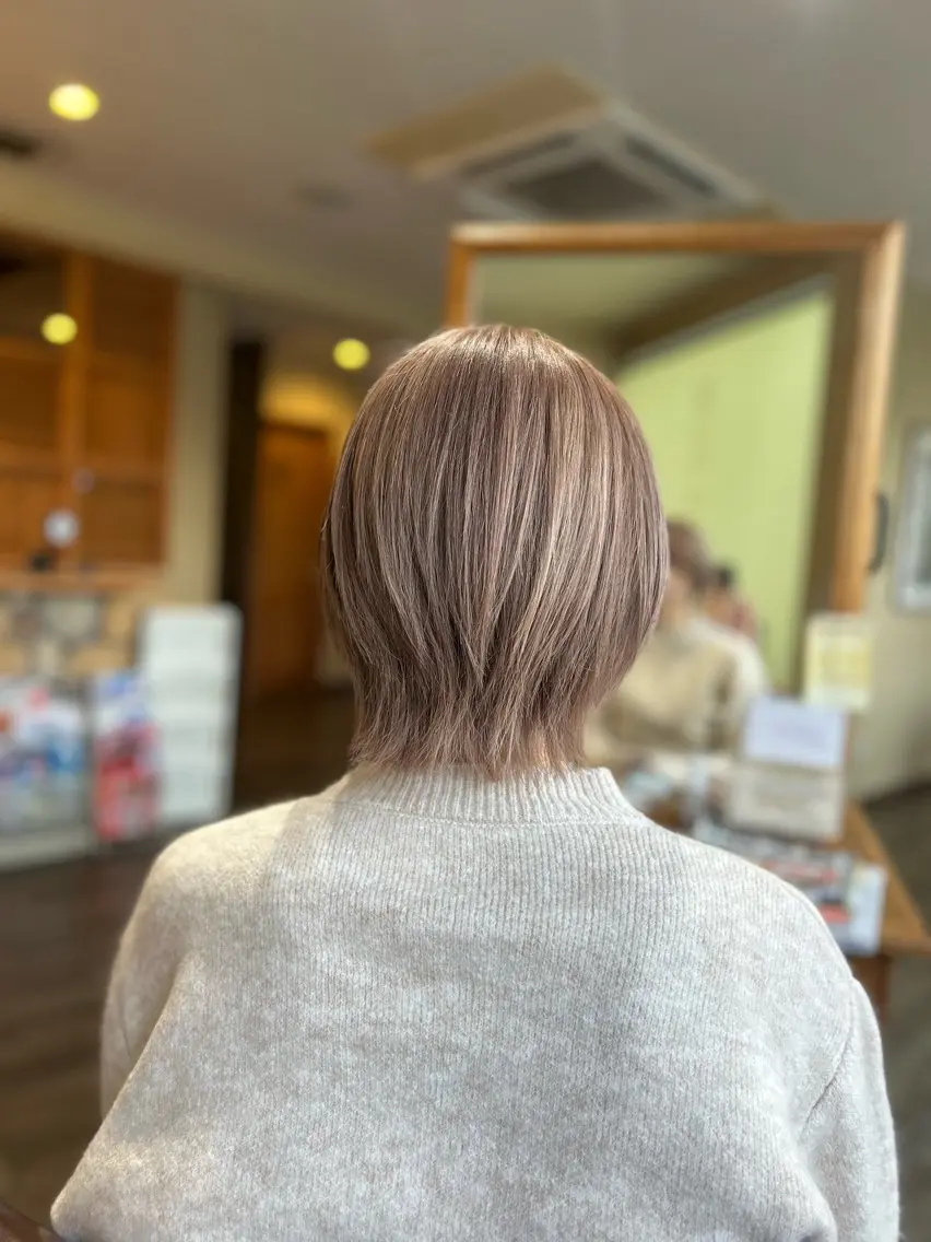ショート カラー ベージュカラー ブリーチ ショコラベージュ ショートヘア ウルフカット カット ヘアカラー 井上 花音のヘアスタイル