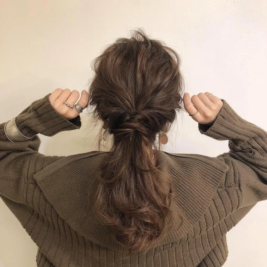 ロング カラー ヘアアレンジ ポニーテール ベージュカラー ラベンダーカラー ラベンダーベージュ 簡単アレンジ ヘアセット h a k u 大倉 卓人のヘアスタイル