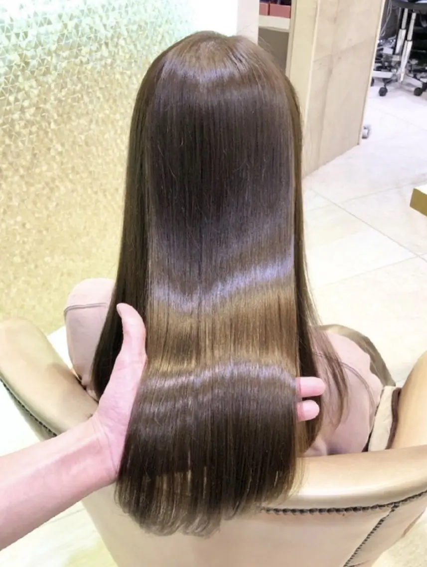 カラー ロング 山嵜 菜織のヘアスタイル