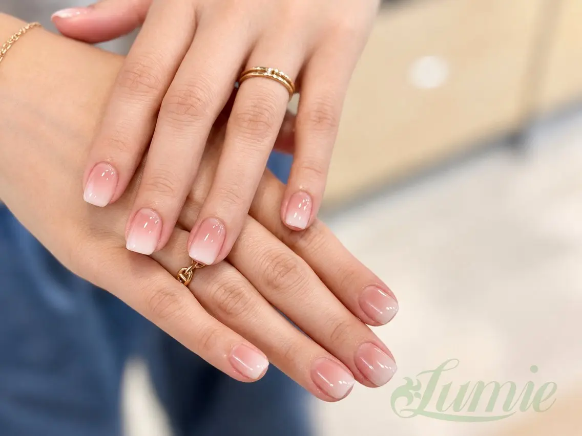 ネイル グラデーション シンプルネイル ホワイト Lumie Emiのネイルデザイン