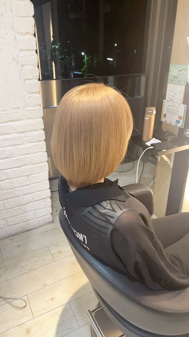 ショート カラー ベージュカラー ブロンド ミルクティーベージュ ブリーチ/髪質改善/ ハイトーン/暖色のヘアスタイル