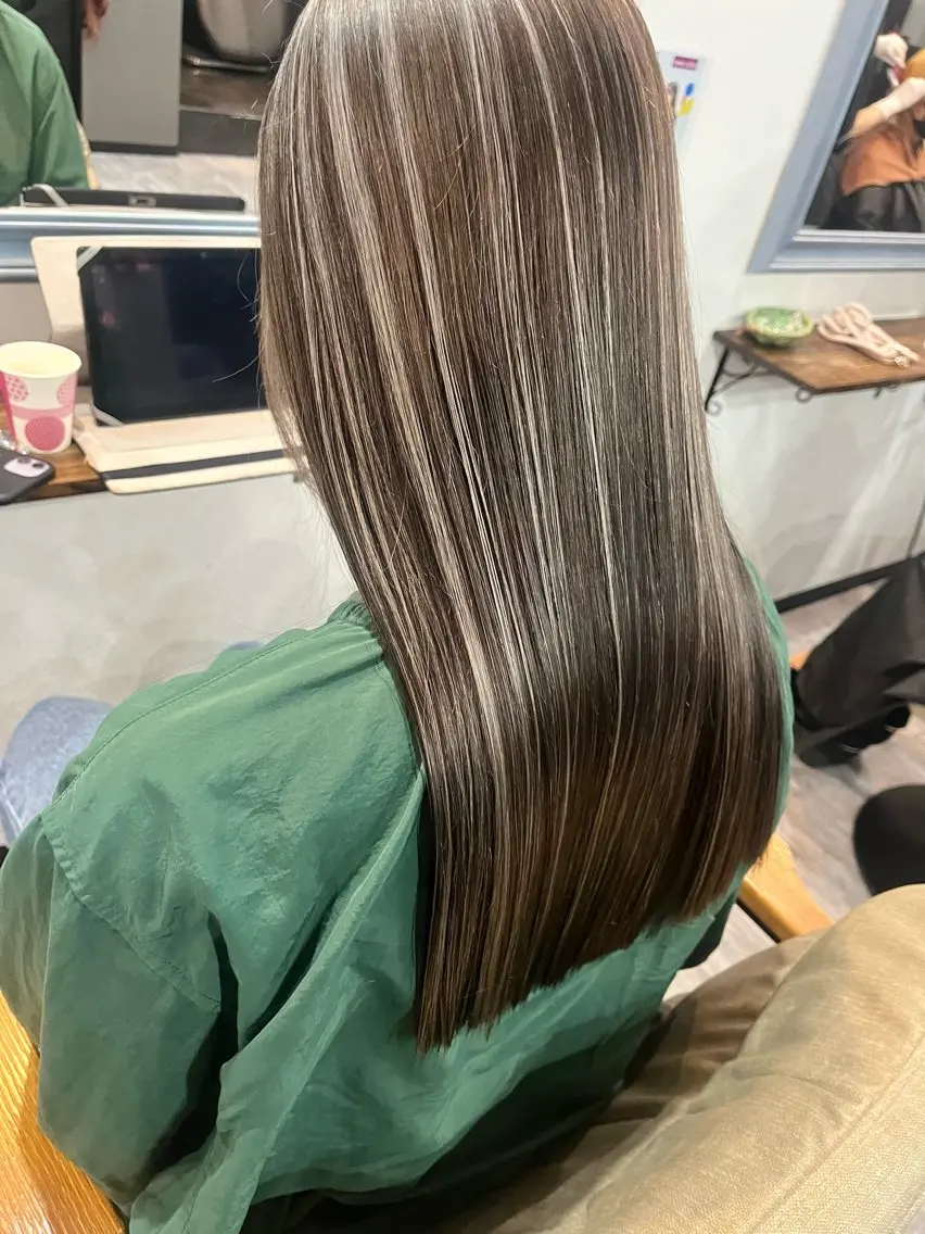 セミロング ハイライト 川尻 詩織のヘアスタイル