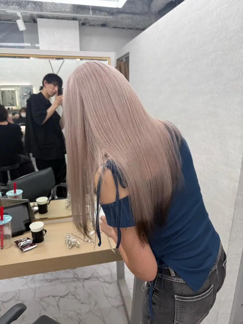 🩵リピーター様🩵 カット+ダブルカラー+トリートメント ケアブリーチ 艶トリートメント ホワイトベージュの写真