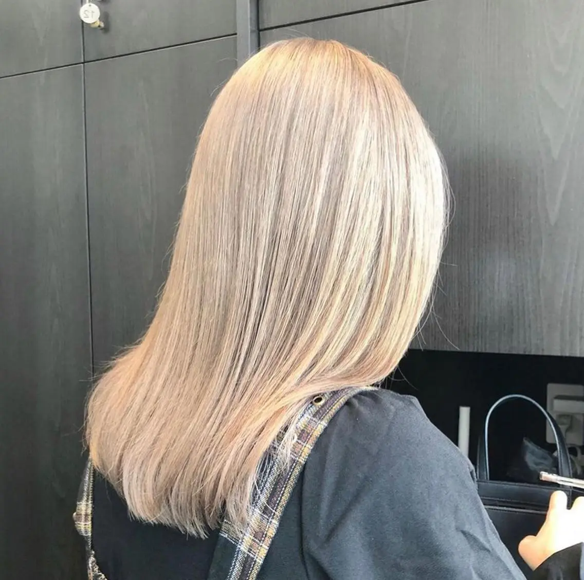 セミロング カラー パーマ ヘアアレンジ メンズ キッズ メンズハイトーン ベージュカラー ハイトーンカラー ミルクティーベージュ カット ヘアカラー トリートメント stylist 🌸 kana.のヘアスタイル