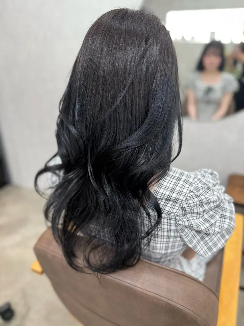ロング カラー 黒髪 ブルーカラー ブルーブラック AIRI layer cut hairのヘアスタイル