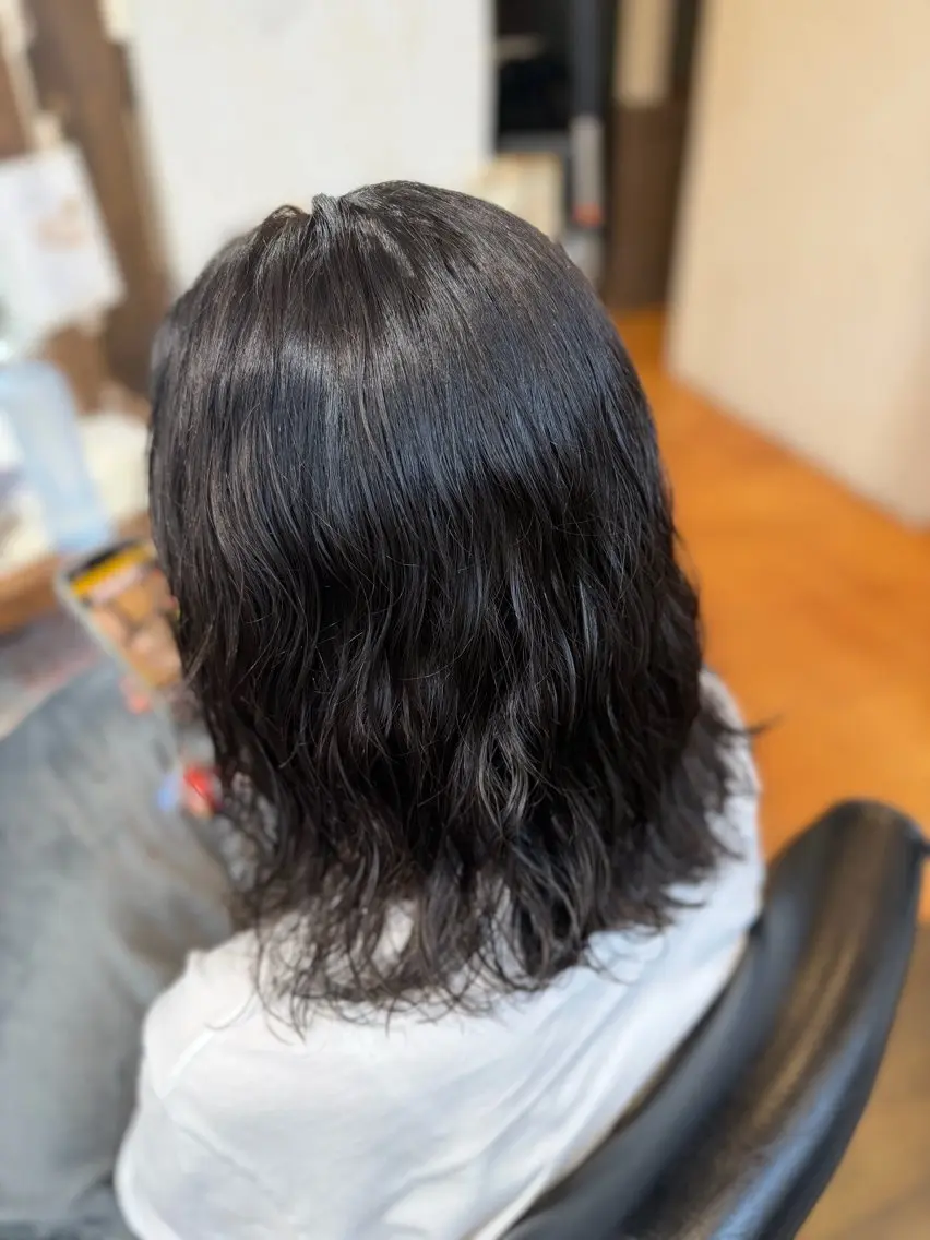 ミディアム カラー アッシュ アッシュブラック 黒髪 ヘアカラー 岡井谷🐰 透明感カラー✨️のヘアスタイル