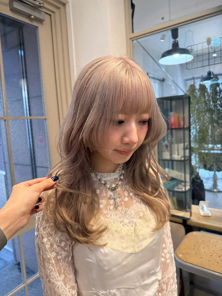 ロング カラー ミルクティー× グレージュMOMOのヘアスタイル