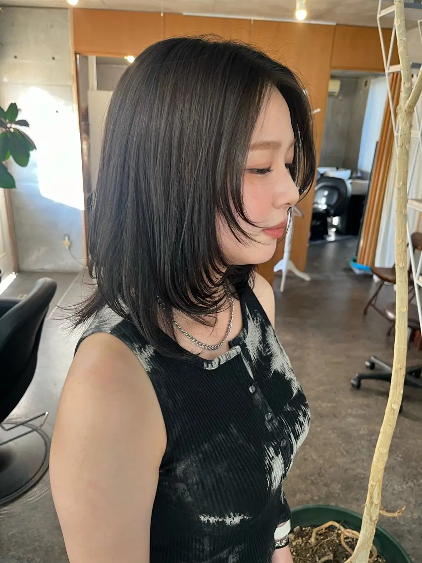 ミディアム カラー 黒髪 ブルーカラー ブルーブラック レイヤーカット 大林 エリコのヘアスタイル