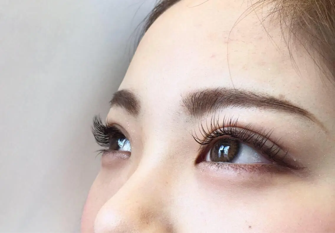 マツエク・マツパ レイヤーカット✖️ 柔らかベージュカラーのヘアスタイル